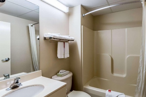 Econo Lodge Inn & Suites Middletown image 14