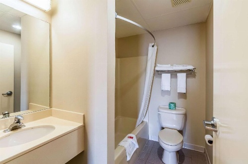 Econo Lodge Inn & Suites Middletown image 15