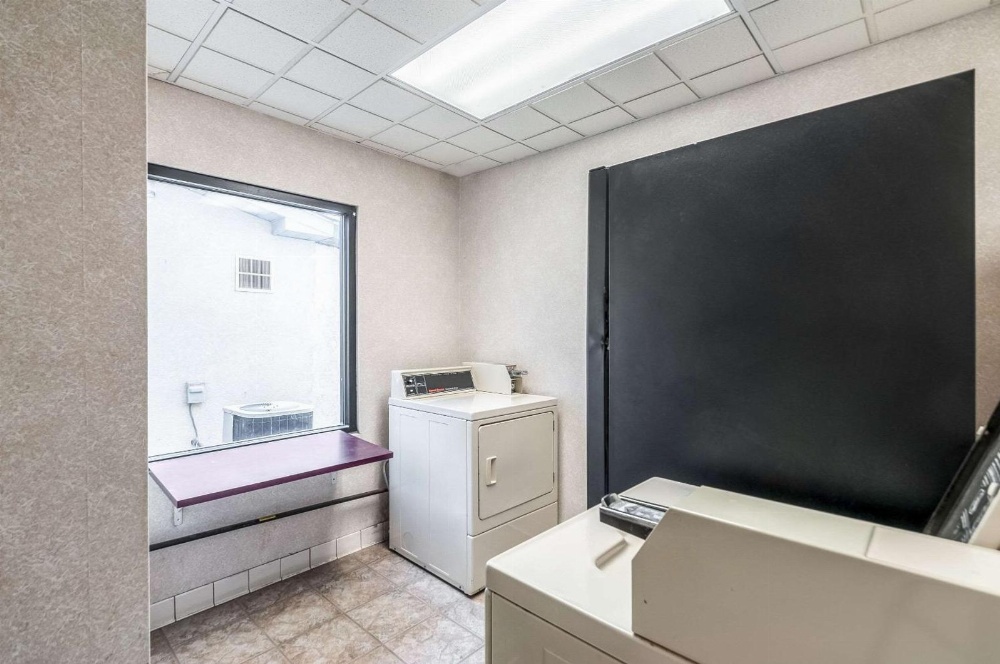 Econo Lodge Inn & Suites Middletown Main image