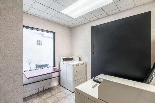 Econo Lodge Inn & Suites Middletown image 3