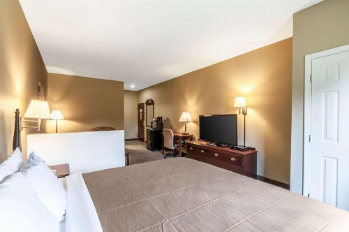 Econo Lodge Inn & Suites Middletown image 6